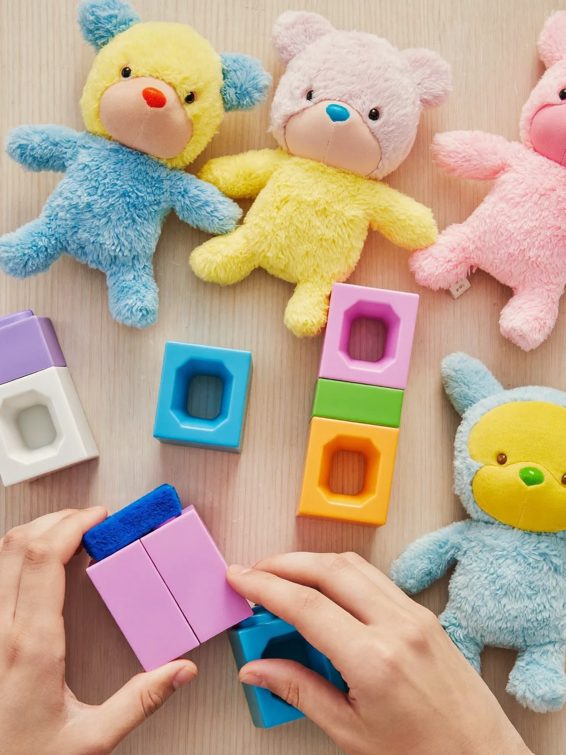 Nahansicht farbenfroher Spielsteine und Bauklötze als Illustration